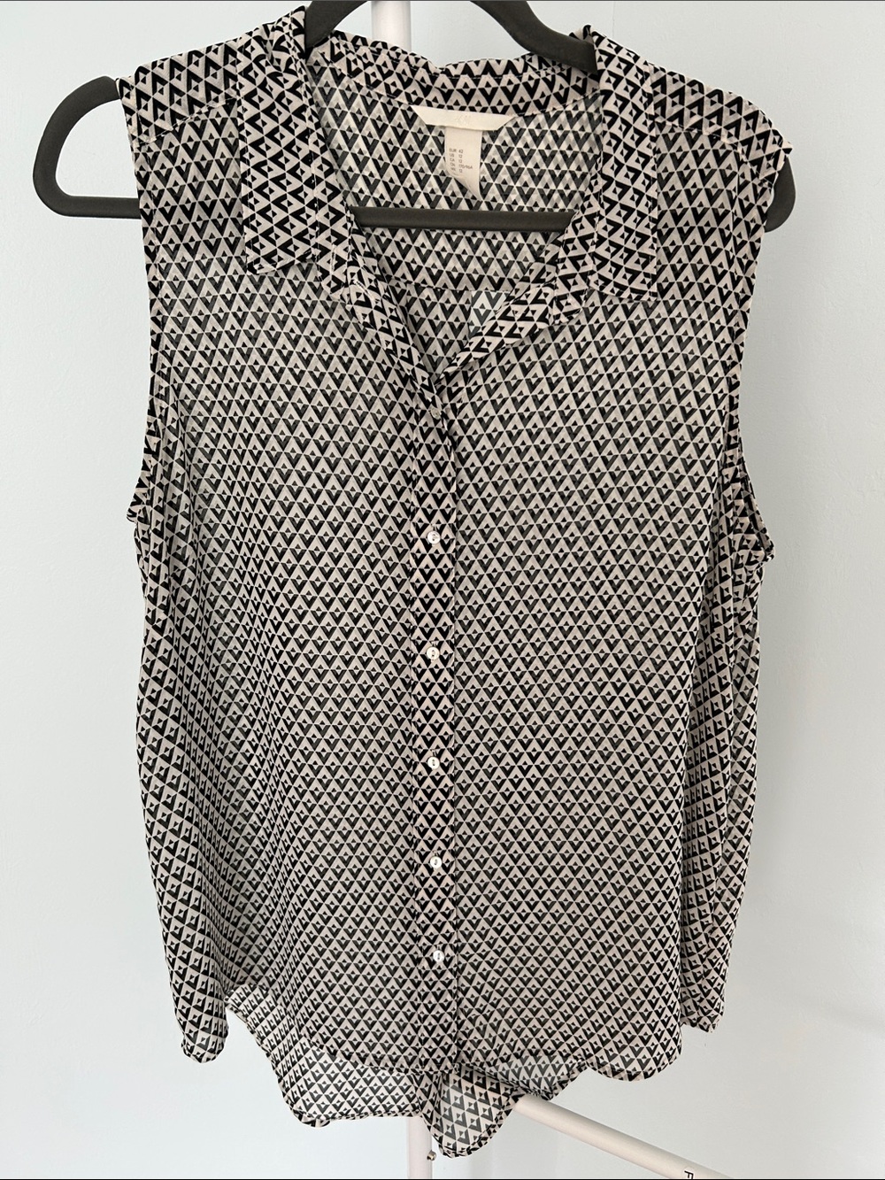 H&M Sleeveless Button-Down Top in Black and White Geometric Print